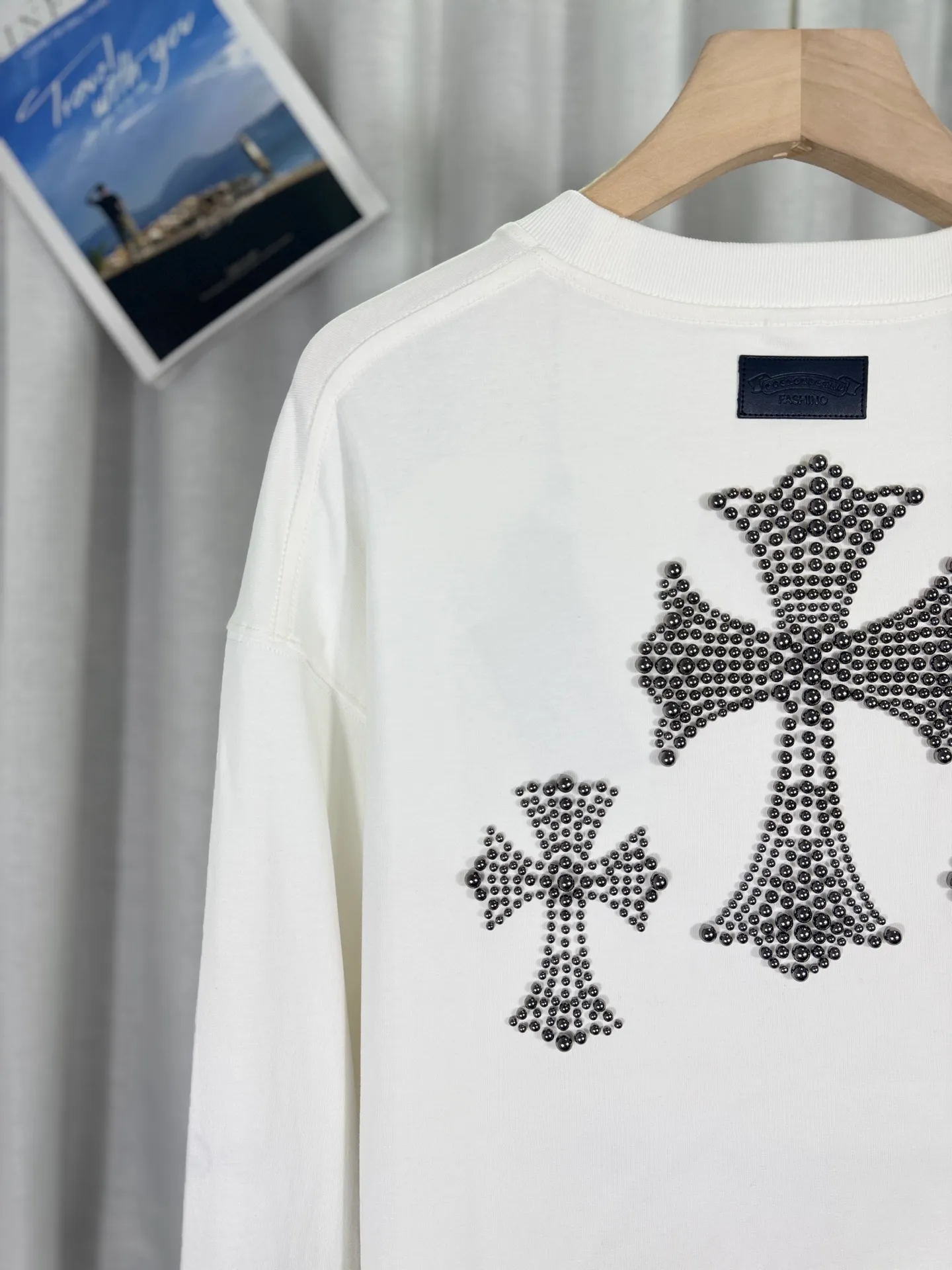P250 top version, real shot without P, ​​different from market currency) 𝗖𝗵𝗿𝗼𝗺𝗲 𝗛𝗲𝗮𝗿𝘁𝘀/Cro Heart 2025 Autumn and Winter Horseshoe Cross Print Pearl Compass Couple Casual Long Sleeve 👑The highest version! Customized fabric 320g fabric! Horseshoe cross print pearl compass patch embroidery and exquisite embroidery of letters! The best-selling model in the counter, very comfortable to wear. Accessories: original molded and authenticated collar label➕100% silk wash label. Genuine purchase-grade original hangtag➕matching hanging rope➕3D hanging beads➕original packaging bag. Craftsmanship: The original version has consistent wiring! The highest version of the armhole matching technique! Color: Blue Black Size: S M L XL Style No.: 5171